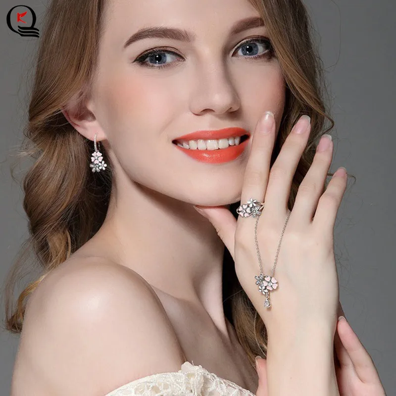 Женские серьги подвески серебряного цвета с прозрачными