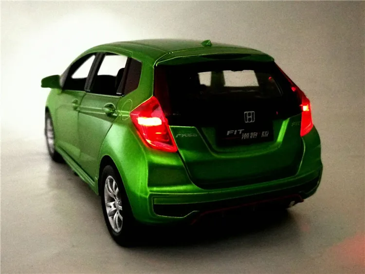 1:32 Honda Fit Металлический Игрушечный литой автомобиль литые игрушечные транспортные средства Модель автомобиля игрушки люк хэтчбек вытяжной автомобиль для детей