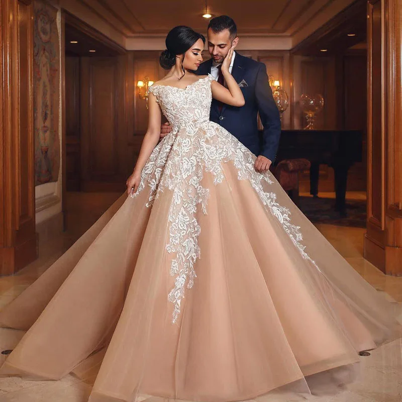 

2018 Gorgeous Champagne Evening Gowns with White Lace Appliqued Arabic Women Ball Gown Formal Party Dress Long Prom Gowns