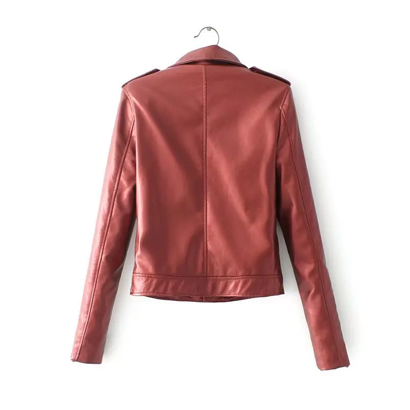 Женская Короткая кожаная куртка черная приталенная красная с отложным