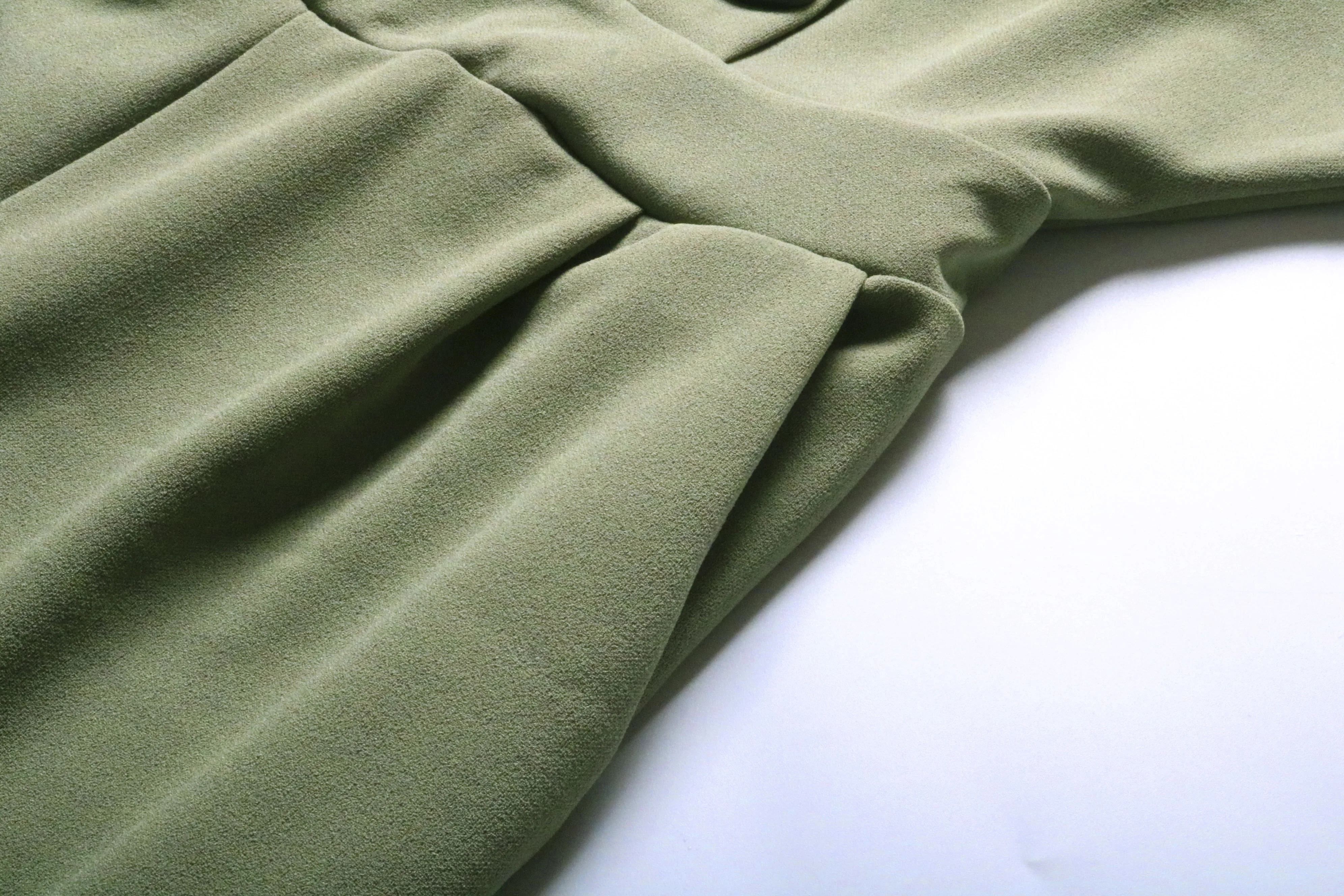 Женский комбинезон свободного покроя однотонный с V-образным вырезом на лето 2019