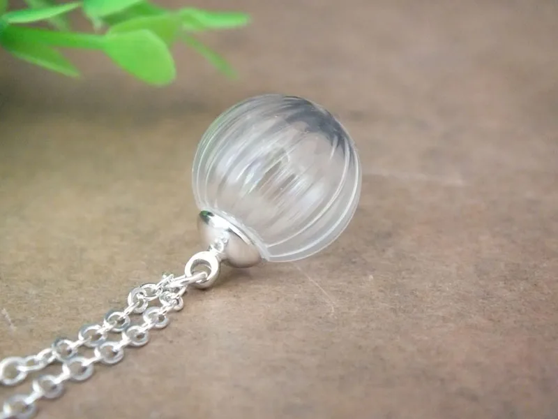 Маленькая стеклянная подвеска в виде тыквы диаметром 18 мм с серебряным