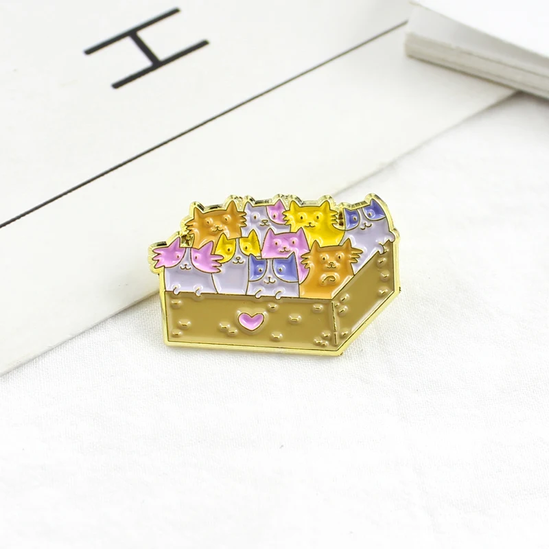 Креативная брошь в коробке с котятами золотой сердцем и группой влюбленных кошек