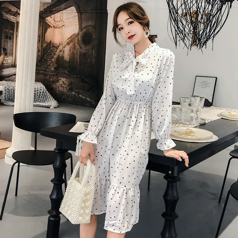 Платье женское шифоновое с бантом на вороте принтом в виде сердечек талии