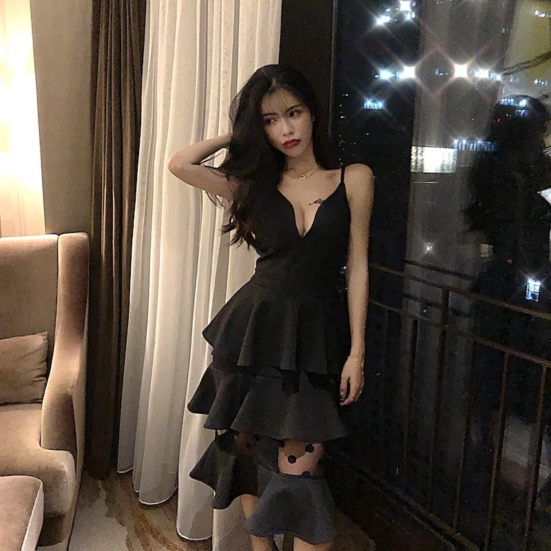 Женское Сетчатое платье на тонких бретельках черное с треугольным вырезом и