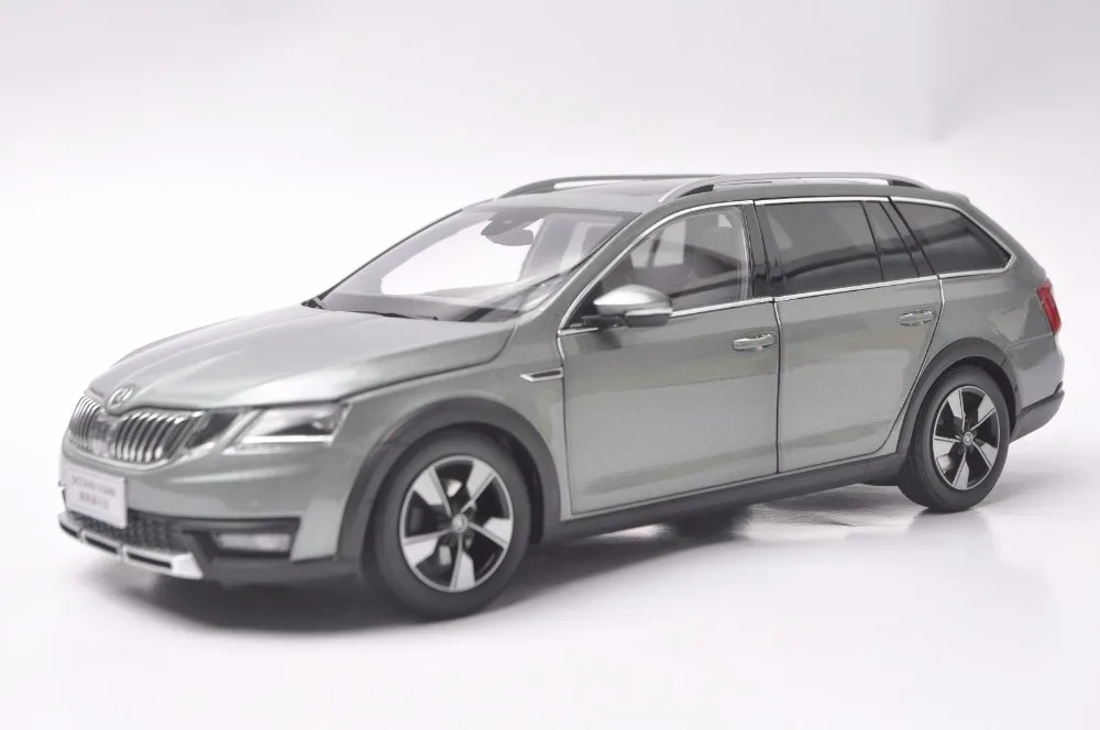 Модель литая под давлением для Skoda Octavia Combi 06/2010 го цвета в масштабе 1:18 миниатюрная