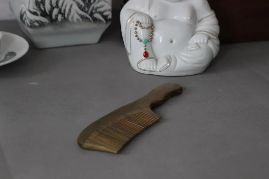 

China Natural green sandalwood anti-static comb massage