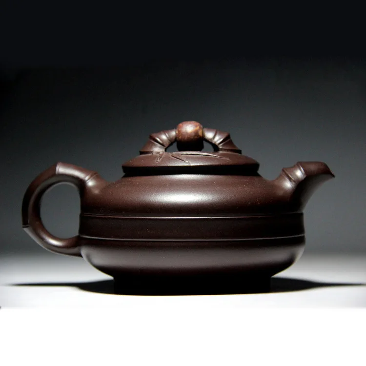 

Yixing purple clay pot artist, is a high-quality traveling teapot with bamboo drum and purple clay. Gift customization