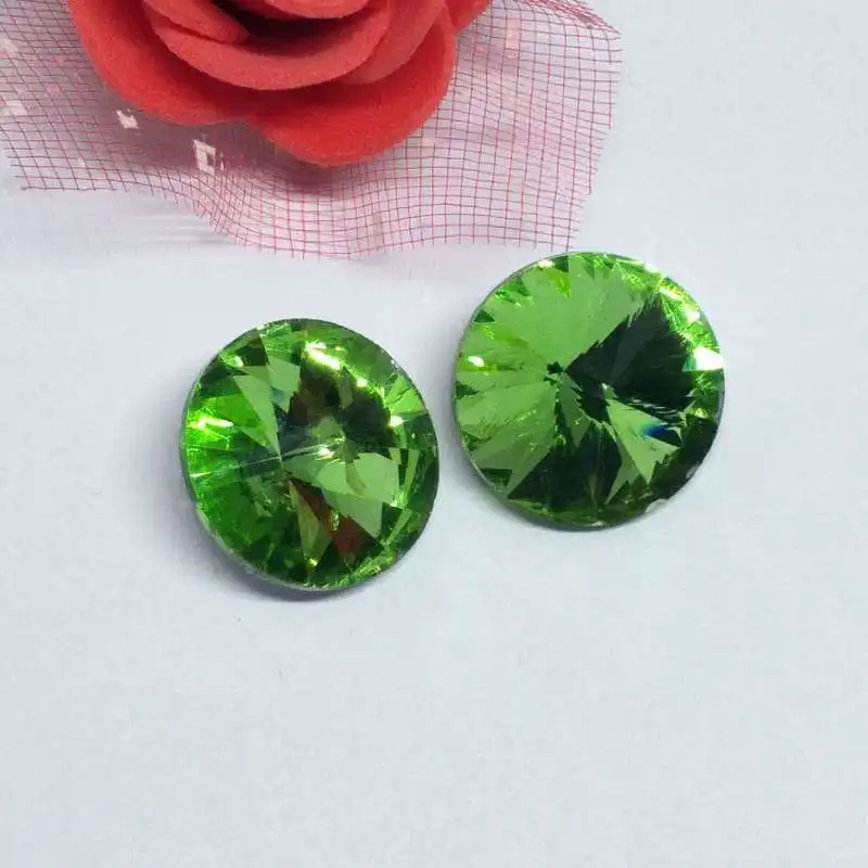 Светло зеленые круглые стеклянные стразы со спутником для шитья заостренные