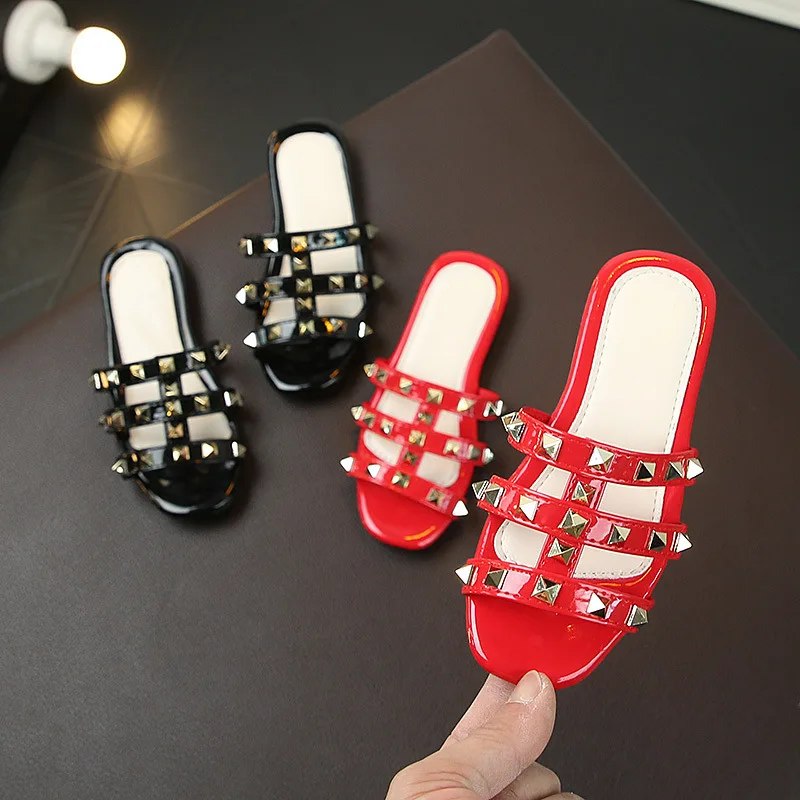 Летняя обувь для маленьких девочек Детские тапочки Мягкие с заклепками Модные