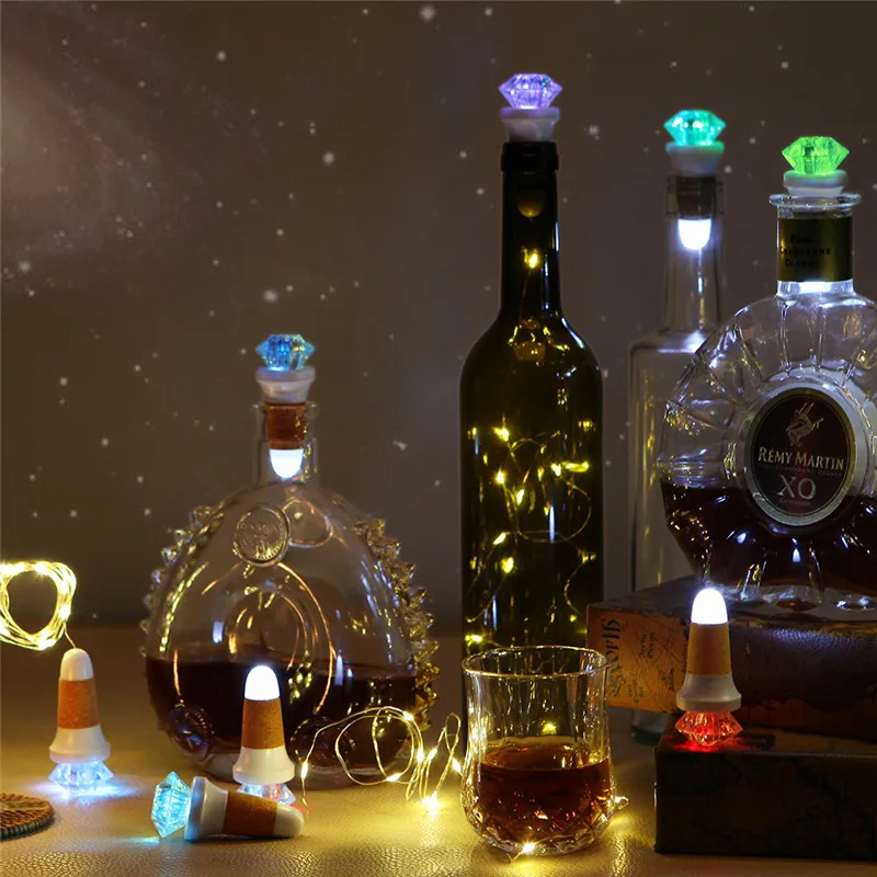 Красочный свет в ночь бутылки вина из пробки с ромбовидной формы головы внутри