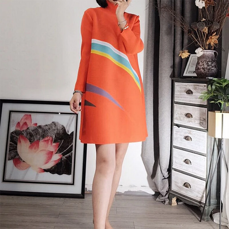 Женское платье с высоким воротом DEAT повседневное плиссированное в полоску