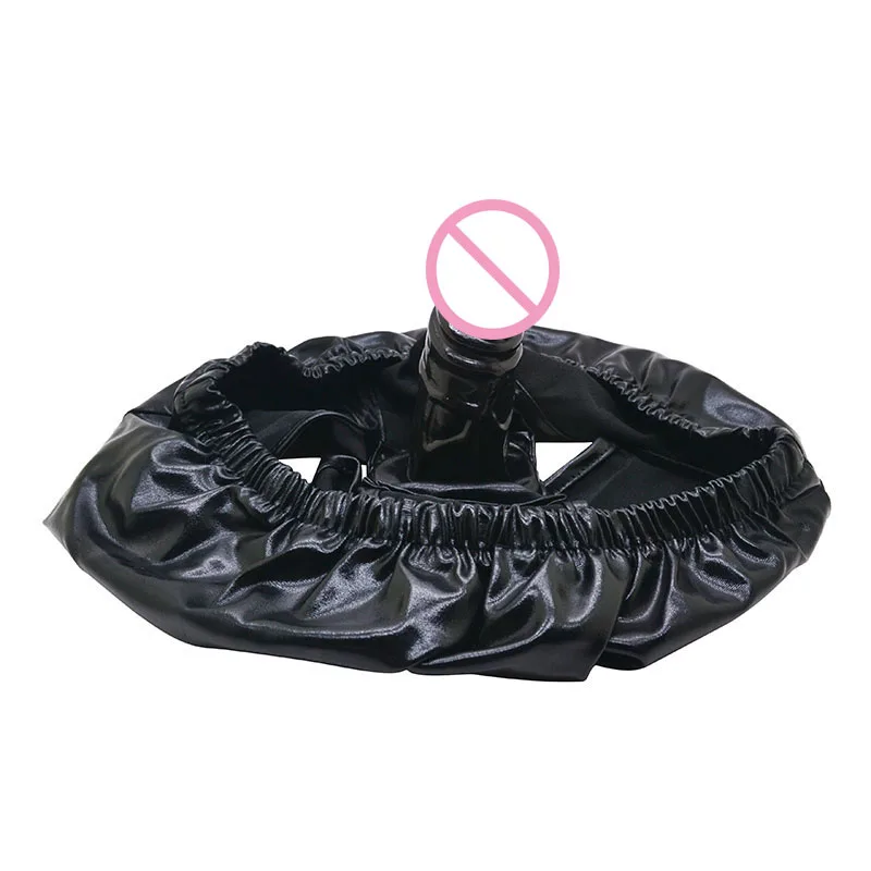 Шорты с ремешком из лакированной кожи на трусиках карманом для фаллоимитатора