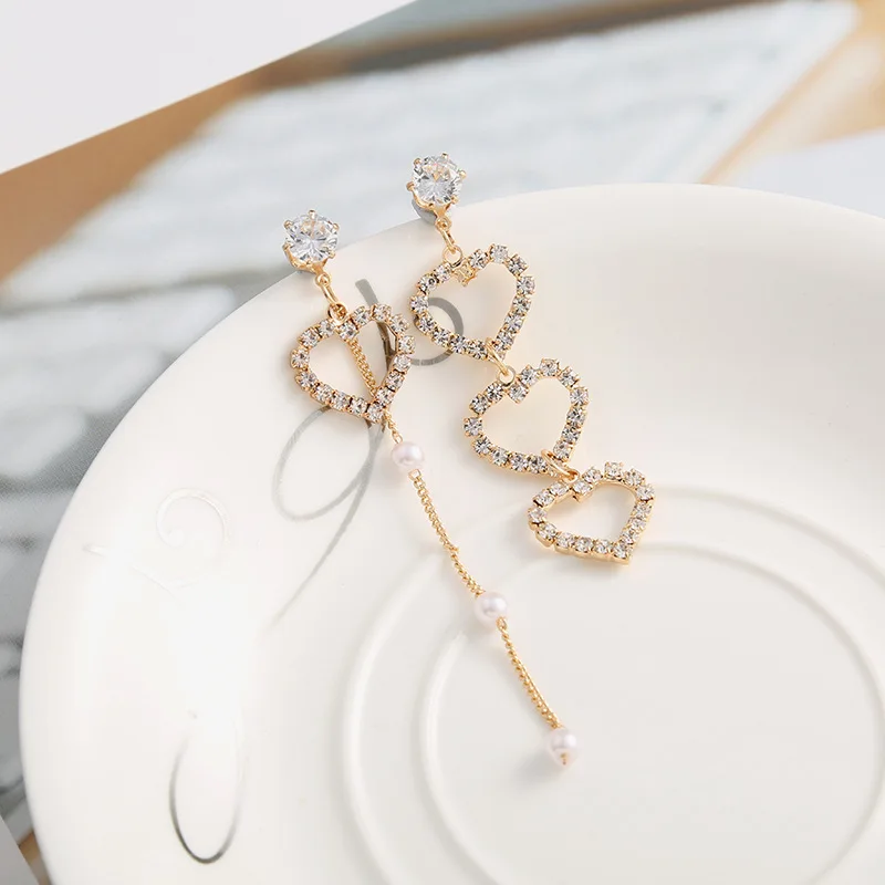 

Punk Fashion New Earrings Temperament Personality Heart-shaped Crystal Asymmetric Bride Pearl Ladies Earrings Wholesale Sales