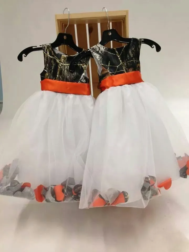 Платье камуфляжное ТРАПЕЦИЕВИДНОЕ с круглым вырезом и цветочным принтом |