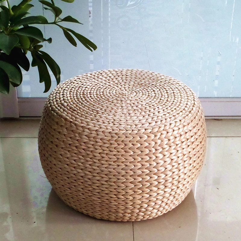 Простая маленькая соломенная скамейка из ротанга цельного дерева круглая для