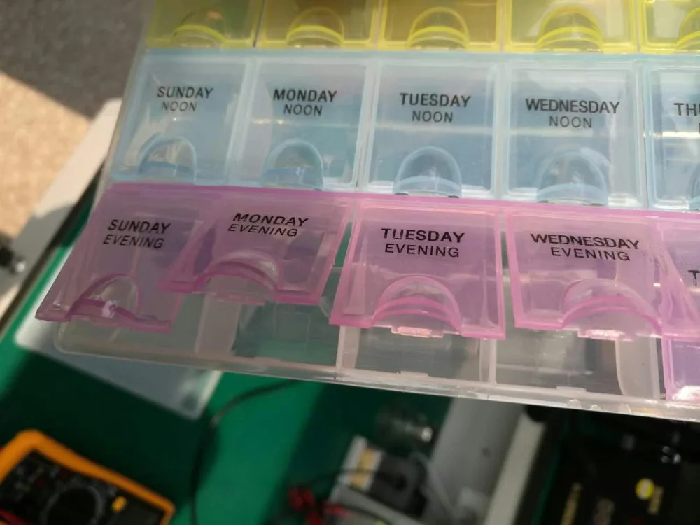 Коробка органайзер для таблеток лекарств витаминов напоминание ежедневное