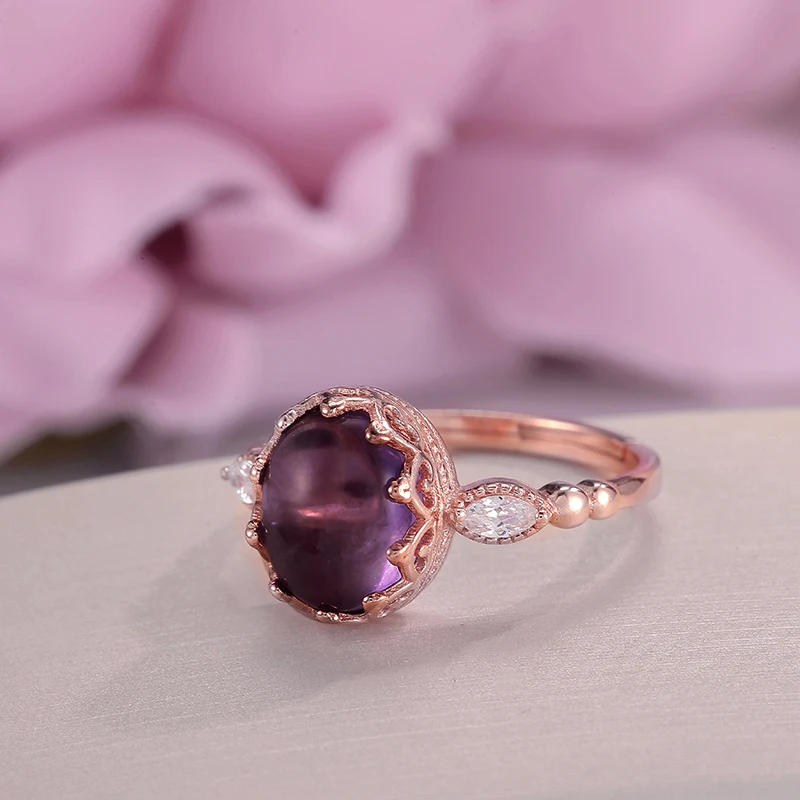 Женское кольцо из серебра с овальной фиолетовой вставкой