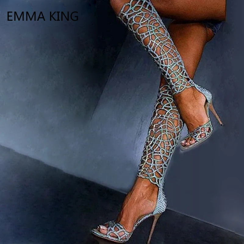 Женские блестящие пикантные светло-голубые сапоги до колена из змеиной кожи