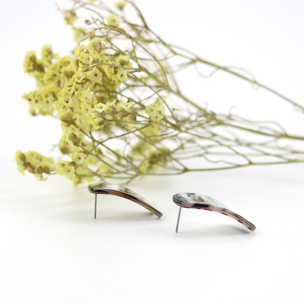 Женские серьги гвоздики в черно белую полоску GWACC большие с изогнутым дизайном