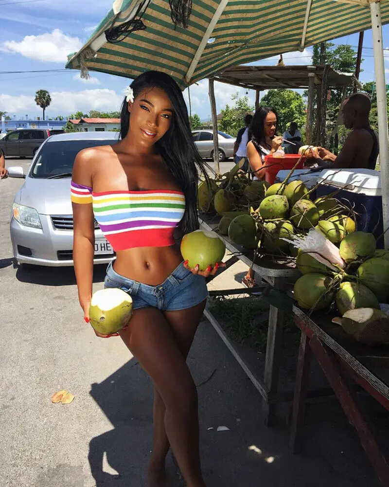 Летний женский красочный укороченный топ с открытыми плечами футболки