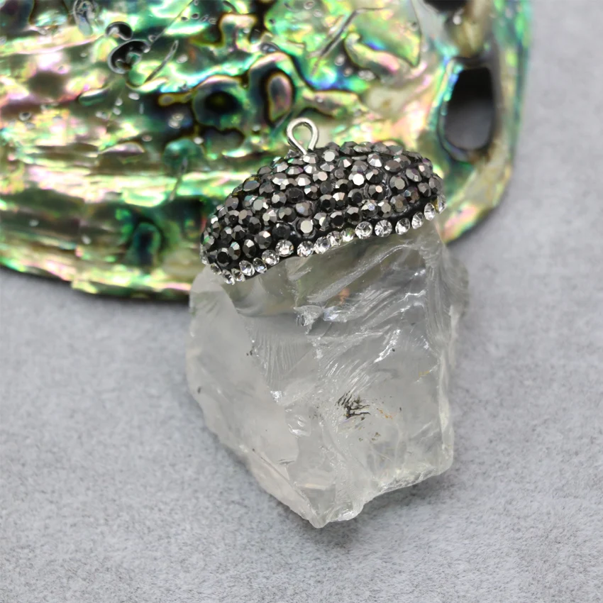 Элегантный большой кулон 32*41 мм из натурального белого хрусталя с нефритом