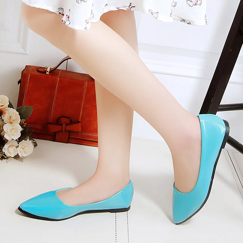 Туфли женские из лакированной кожи с острым носком на плоской подошве