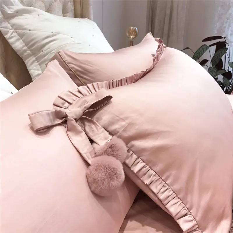 Роскошный комплект постельного белья розового и красного цвета в стиле