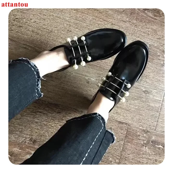 Женские туфли без шнуровки черные или белые кожаные с украшением из жемчуга
