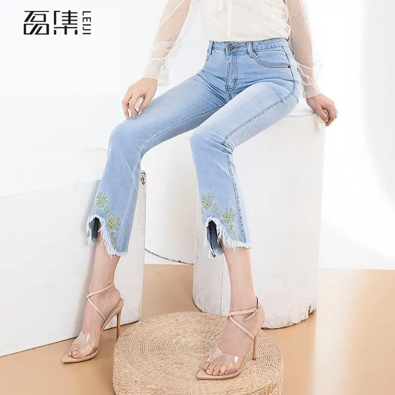 Женские расклешенные джинсы с высокой талией и вышивкой большие размеры светло