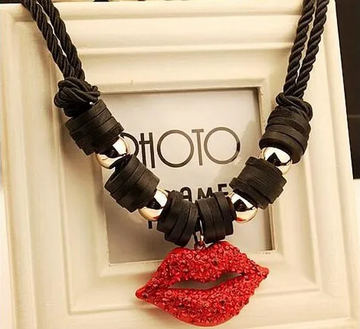 Мода преувеличивать пикантные большие красные губы ключицы цепи подвеска на