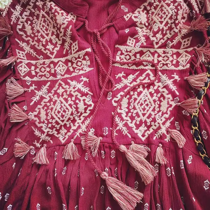 Богемный Вдохновленный красное вино Цветочная вышивка женское платье с бахромой