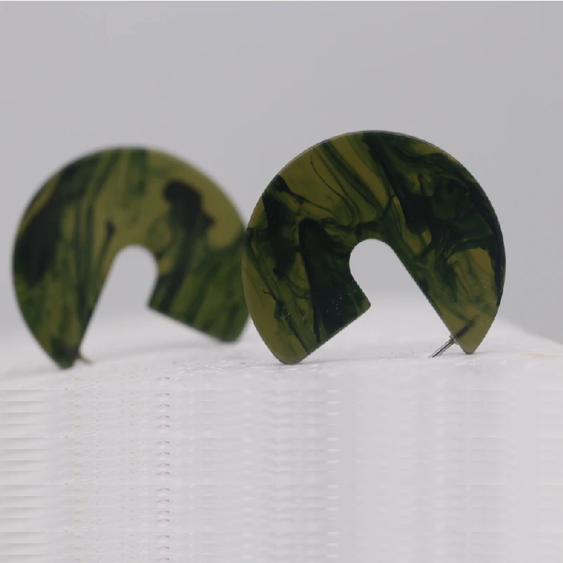 Женские полукруглые серьги из смолы с текстурированным узором | Украшения и