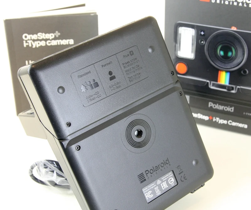 К телефону подключена камера Polaroid Originals Onestep+ White и Black rainbow с пленкой i-type 600 и Bluetooth