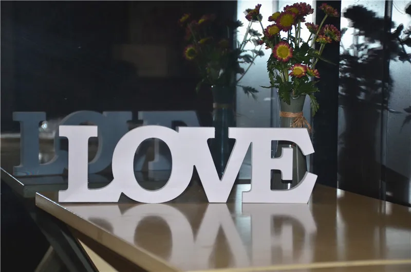 Праздничные принадлежности любовь письмо белый свободно стоящий знак алфавита