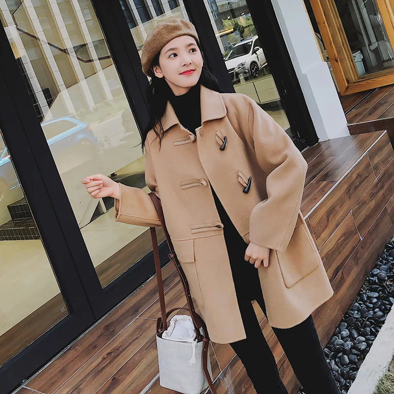 Короткое женское пальто в консервативном стиле с отложным воротником шерстяное