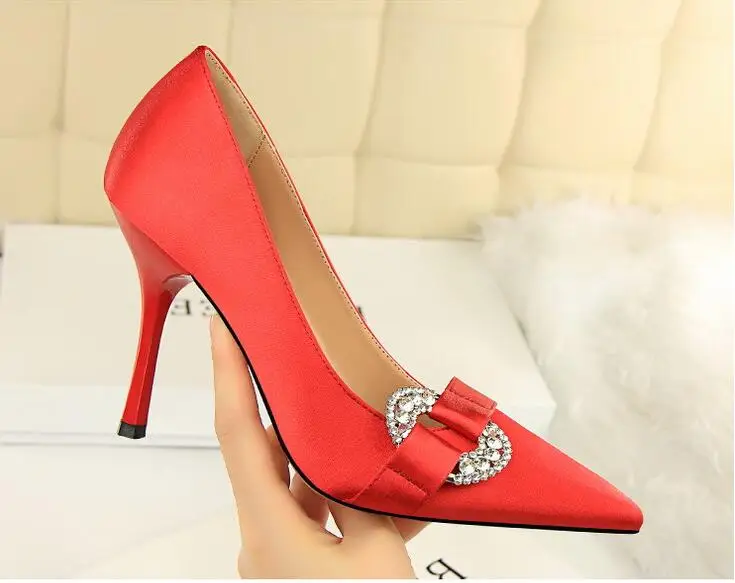 Женская обувь на высоком каблуке изящная атласная с закрытым острым носком для