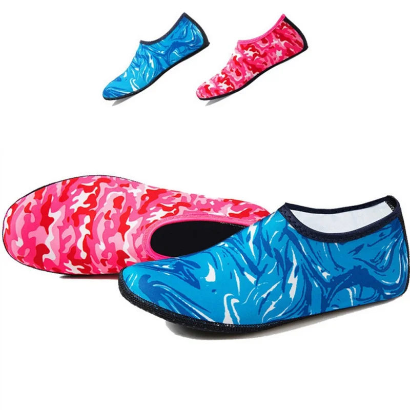 

A pair of printed diving socks comfortable breathable and quick-drying diving material swimming snorkeling beach socks