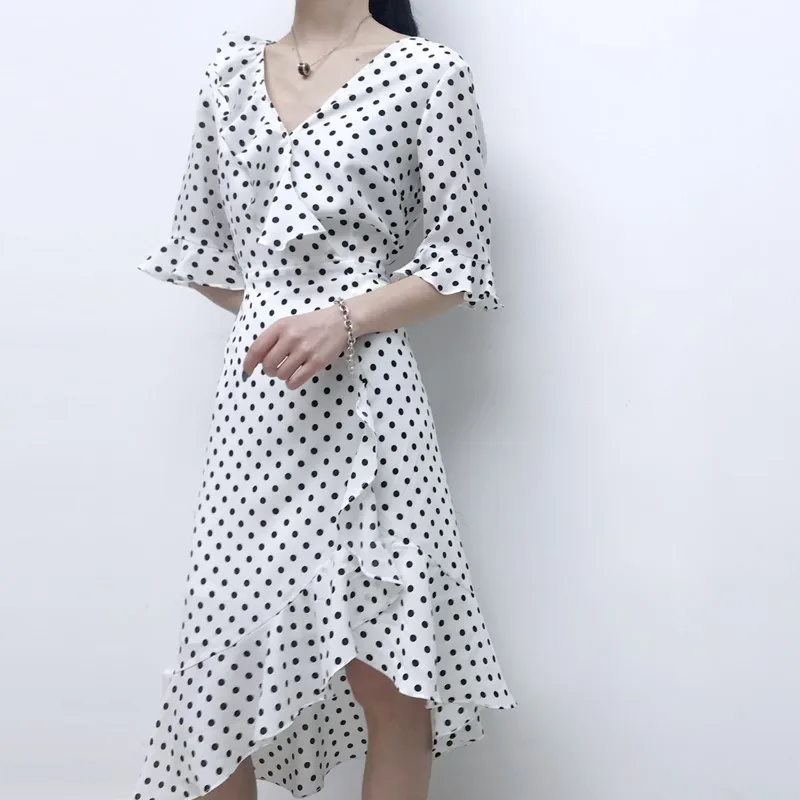 Летнее платье в горошек с рюшами асимметричным запахом короткое женское