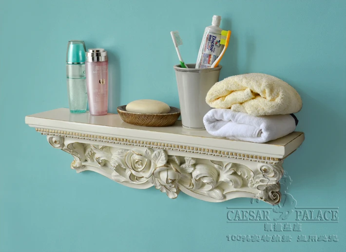 Полочка/перегородка вырезанных узоров или дизайнов на деревянной полке.