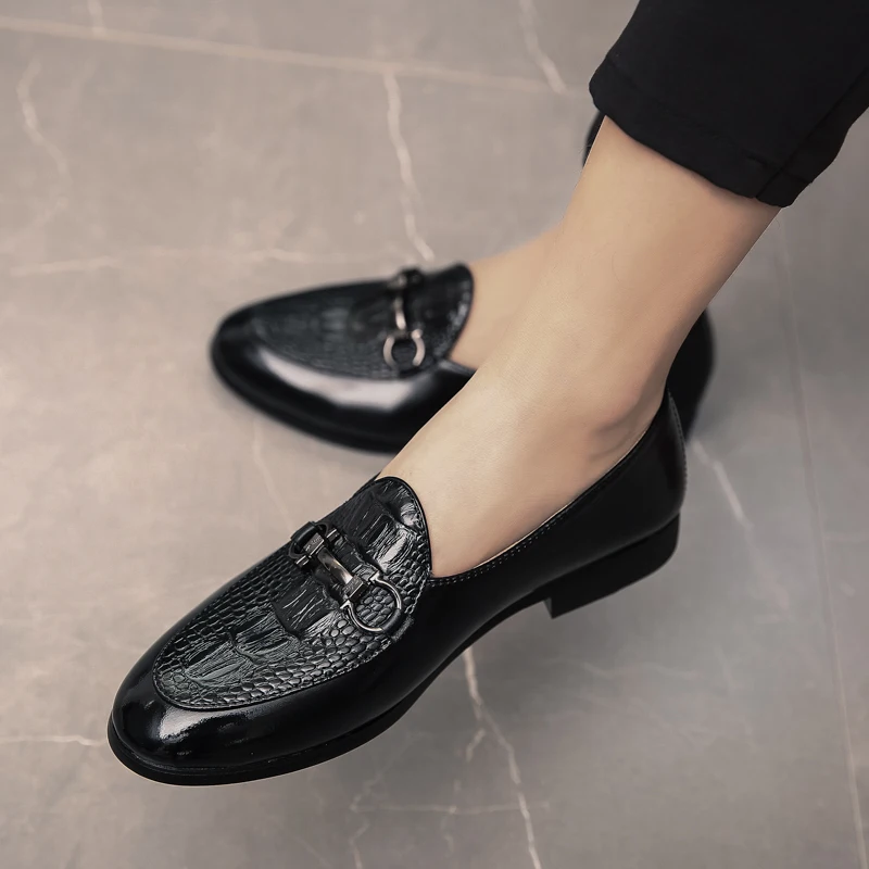 BLACK 7501 Misalwa/Элегантные Мужские модельные туфли-оксфорды с узором «крокодиловая кожа»; лоферы с острым носком из искусственной кожи без застежки с кисточками и металлическими украшениями - Цвет: BLACK 7501