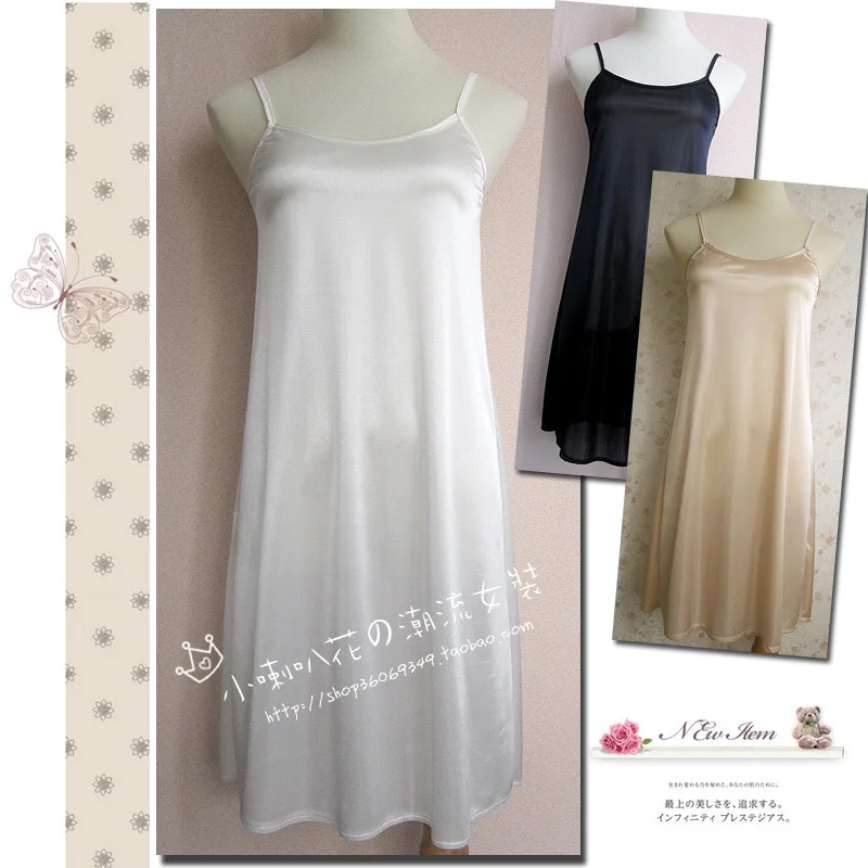 Женское черно-белое вискозное платье-комбинация на тонких бретелях средней