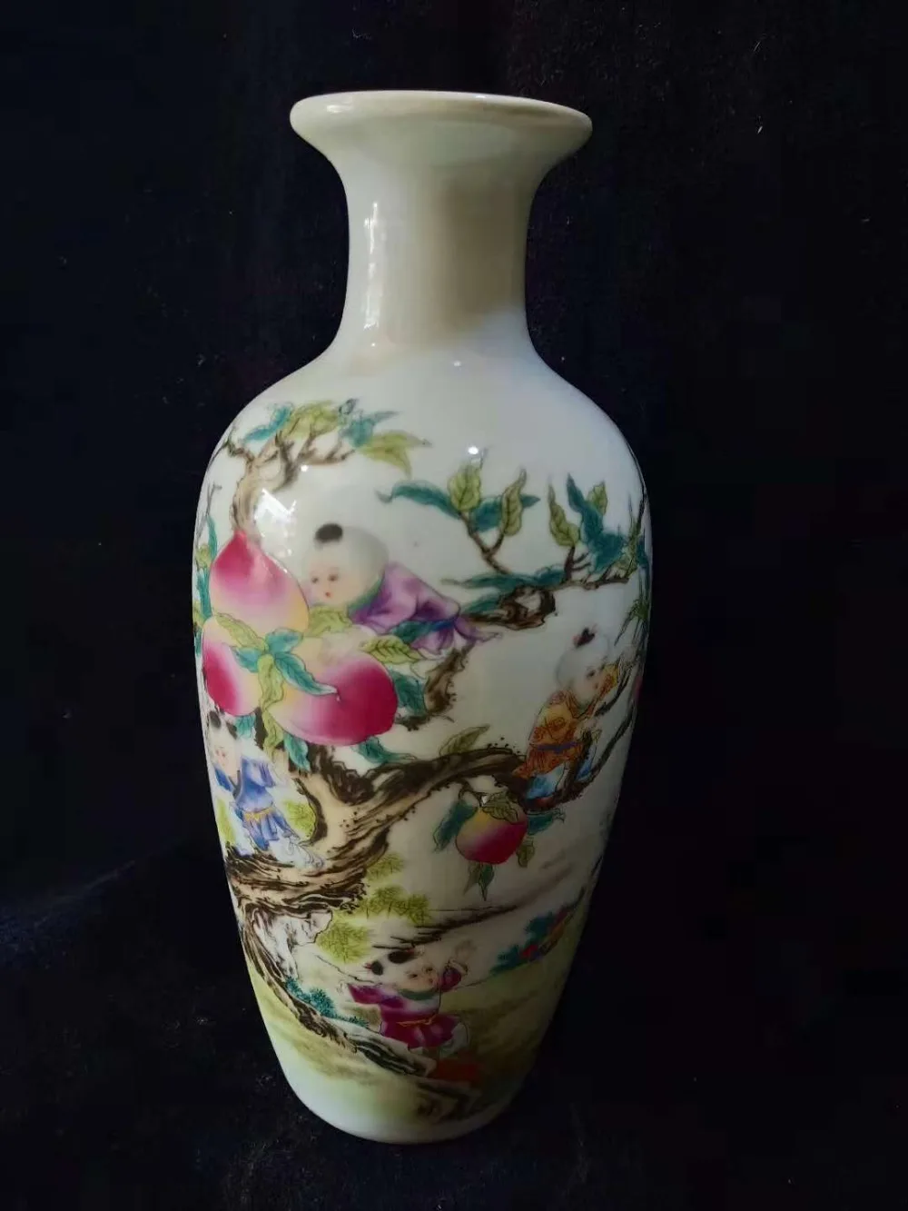 

Exquisite Chinese Collectible Handwork Porcelain Painted with Nine Kids and Peaches Vase
