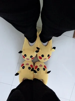 WHOHOLL/хлопковые тапочки в японском стиле с изображением Pokenom Pikachu; домашняя обувь для влюбленных женщин на толстой подошве; нескользящая и теплая подошва