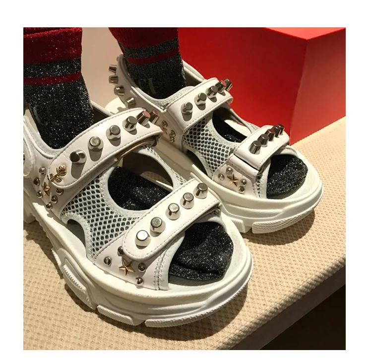 Обувь с заклепками; женские босоножки на платформе; zapatos de mujer; брендовая пляжная обувь с металлическими украшениями; chaussures femme; массивные сандалии; mujer