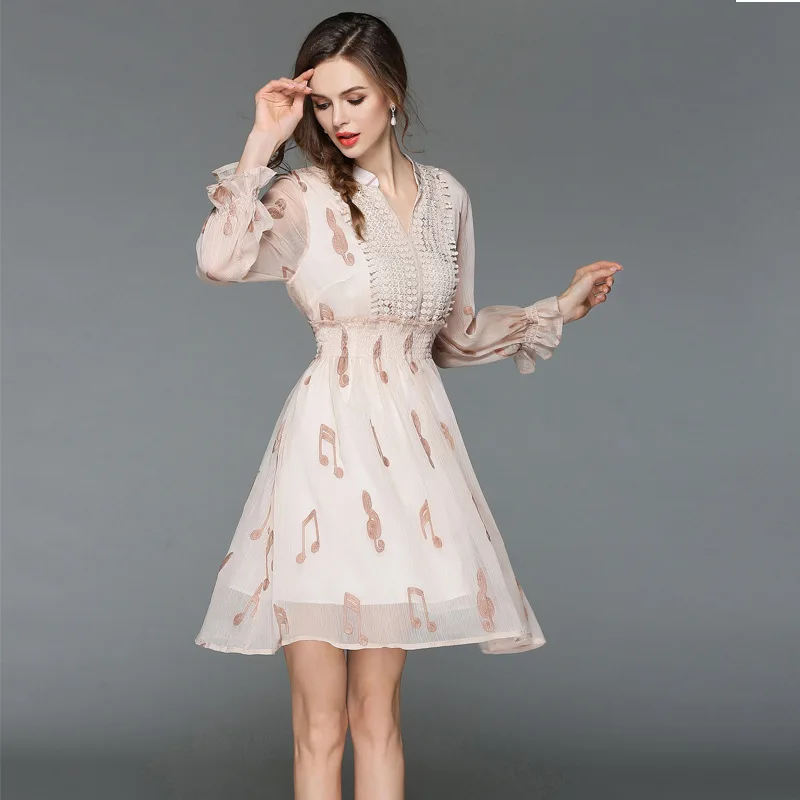 Spring весенне летнее женское платье цвета хаки с музыкальным принтом бежевое