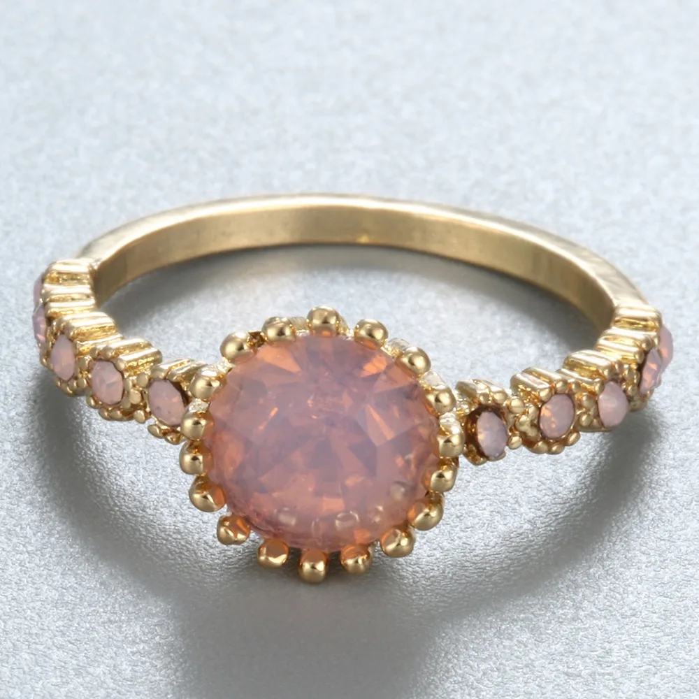 Женское кольцо с австрийскими кристаллами в простом стиле |