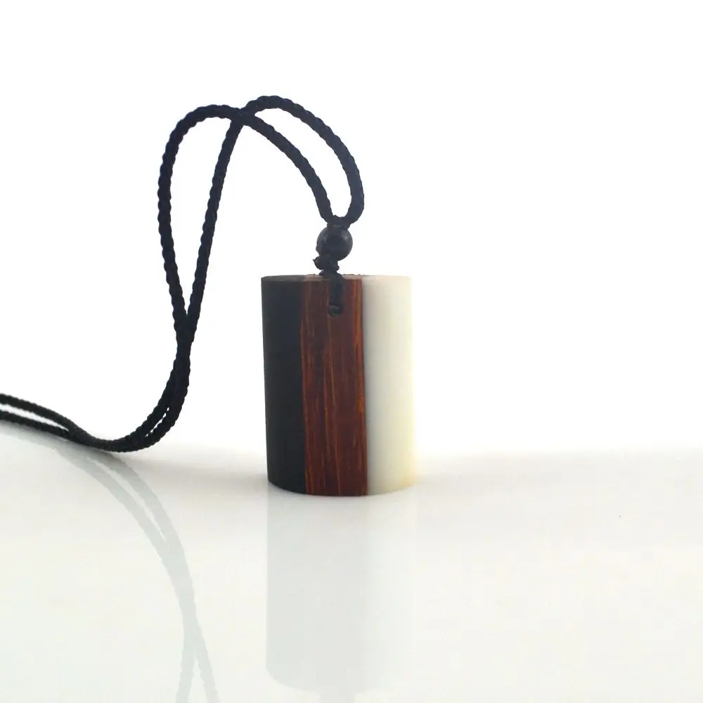 Leanzni Features black and white matching jewelry antique wood resin pendant men's women's wear fashion gifts factory whole |
