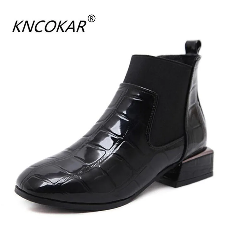 

KNCOKAR/Новинка; Эластичные полусапожки на плоской подошве; Сезон осень-зима; Женские сапоги из лакированной кожи с камнями