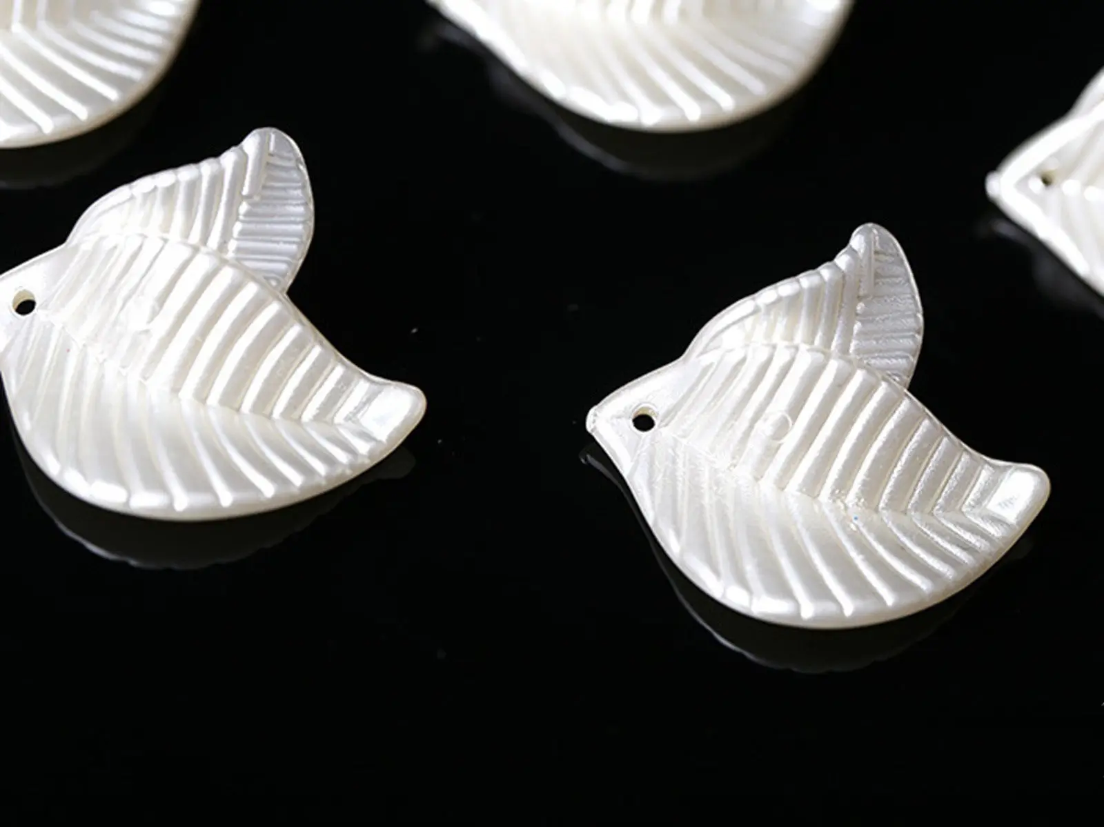 

30 Ivory Acrylic Pearl Leaf Leaves Beads Charm 35mm Sew On Pendants Craft